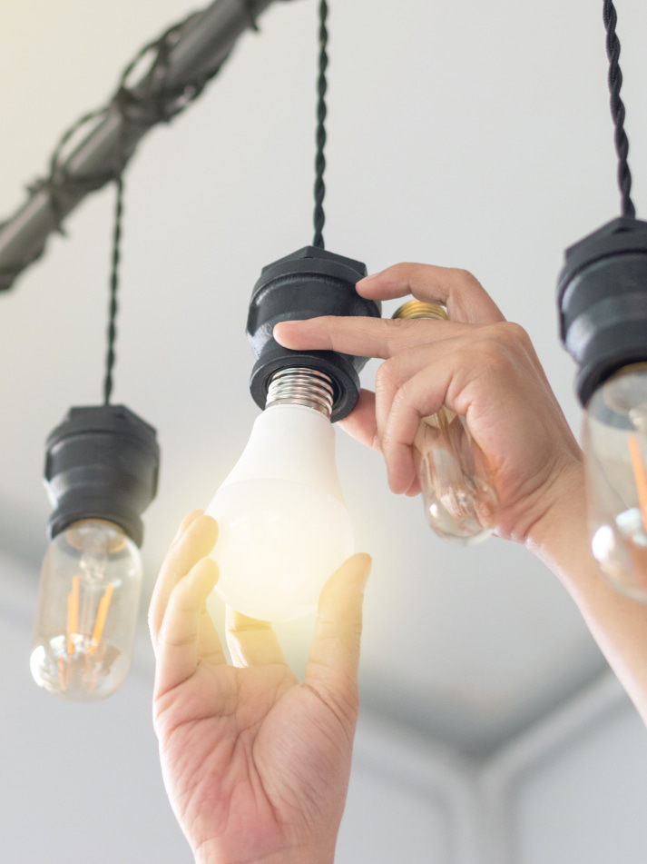 Marseille PascalComptour Marseille Aubagne Allauch Entreprise Electricite Renovation Installation Depannage electricien installation luminaire plafonnier changement ampoule